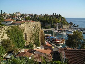 Der Hafen von Antalya - ein beliebtes Urlaubsziel in der Türkei. Foto: JuergenL / wikimedia / CC BY-SA 2.0 de