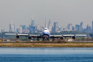 Schon der Anflug auf den John F. Kennedy International Airport bietet ein beeindruckendes Bild. Foto: istock.com/rypson