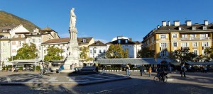 Walther von der Vogelweide thront an Bozens zentralem Platz in weißem Marmor. Foto: Verkehrsamt der Stadt Bozen