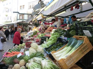 Der Bozner Obstmarkt gehört zur Stadt wie Walther von der Vogelweide oder der Ötzi. - Foto: Dieter Warnick