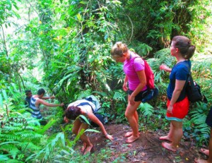 Eine der zahlreichen rutschigen Stellen. Foto: Jennifer Jean / Authentic Indonesia.