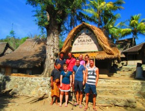 Das Sade Village mit den Lehmhäusern im Hintergrund und einer älteren Dorfbewohnerin links. Foto: Jennifer Jean / Authentic Indonesia