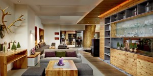 Geschmackvoller geht es kaum: Die Lobby- und die Kamin-Lounge. – Foto: Bio-Hotel Holzleiten