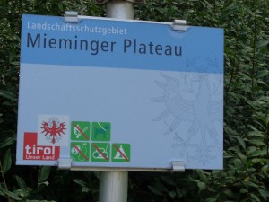 Das Mieminger Plateau ist eine zwischen 850 und 1000 Meter hoch gelegene Mittelgebirgsterrasse oberhalb des Tiroler Oberinntals, am Südfuß des Mieminger Gebirges. Es umfasst Gebiete der Gemeinden Wildermieming, Mieming, Obsteig und Mötz. – Foto: Dieter Warnick