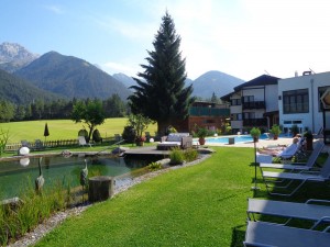 Der Naturteich lädt in erster Linie Hartgesottene zu einem Erfrischungsbad ein, während der großzügige Hotelpool – was die angenehm warmenWassertemperaturen anbetrifft – keine Wünsche offenlässt. – Foto: Dieter Warnick