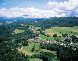 Petersberg ist ein kleiner beschaulicher Ort; zu Fuß erreicht man den Wallfahrtsort Maria Weißenstein (hinten, Mitte) in nur 30 Minuten.