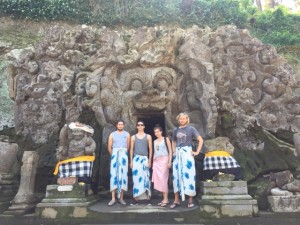 Unser kleines Sightseeing-Trüppchen vor der Elephant Cave