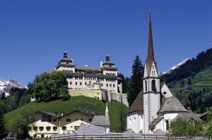 Eine mächtige Anlage ist das Barockschloss Wolfsthurn in Mareit. 