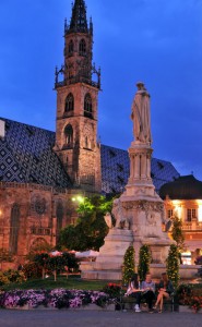 Eines der Wahrzeichen Bozens ist der Dom und die Walther-von-der-Vogelweide-Statue. - Foto: Verkehrsamt der Stadt Bozen