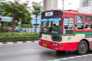 In vielen Ländern ist zum Beispiel Busfahren sehr günstig. Foto: ©istock.com/tbradfordtbradford