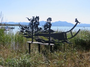 Ein Kunstwerk, das sich nahtlos in die Landschaft des Chiemsees bei Prien einfügt.