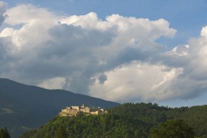 Die Burg Landskron liegt hoch über Villach und dem Ossiacher See. – Foto: Burg Landskron