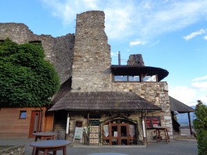 In mächtigen Mauern hervorragend zu speisen, dafür ist die Burg Landskron bekannt. – Foto: Dieter Warnick