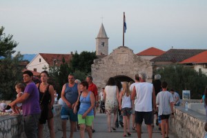 Durch das historische Stadttor führt der Weg in die Altstadt. Über allem thront die Kirche Sveti Anselm.