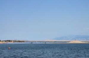 Blick über die Lagune auf den Königinnenstrand (links) und den Ždrijac-Strand (rechts).