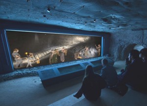 Das neue Bronzezeit-Kino wurde 400 Meter unter Tage rund um die älteste erhaltene Holztreppe Europas errichtet. - Foto: Visionas/NHM Wien