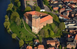 Koldinghus wurde 1268 erbaut und war über Jahrhunderte eines der bedeutendsten Königsschlösser Dänemarks. Das heute restaurierte und als Museum eingerichtete Schloss ist ein kulturelles Kraftzentrum mit großen internationalen Ausstellungen. Darüber hinaus beherbergt das Museum die größte Sammlung modernen dänischen Silbers in Dänemark. - Foto: Knud Erik Christensen