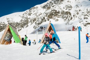 Familienfreundlichkeit wird groß geschrieben; in Obertauern gibt es fünf Ski- eine Snowboard- und eine Langlaufschule. In der Spitzenzeit tummeln sich etwa 400 Skilehrer mit ihren „Zöglingen“ auf den Pisten. – Foto: Tourismusverband Obertauern