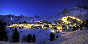 Zweimal in der Woche kann man in Obertauern unter Flutlicht Skifahren. Die Edelweißpiste ist montags und donnerstags jeweils von 19 bis 22 Uhr hell beleuchtet. – Foto: Tourismusverband Obertauern