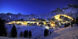 Zweimal in der Woche kann man in Obertauern unter Flutlicht Skifahren. Die Edelweißpiste ist montags und donnerstags jeweils von 19 bis 22 Uhr hell beleuchtet. – Foto: Tourismusverband Obertauern