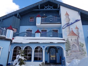 Eine der schönsten Fassaden im Ort hat das Sporthotel Cinderella. – Foto: Dieter Warnick