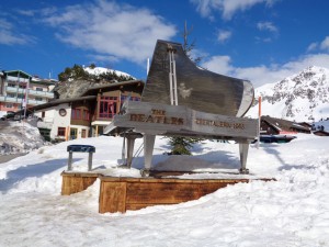 Ein Flügel vor der Informationszentrale (im Hintergrund) erinnert an die Beatles, die in Obertauern zwischen dem 14. und 21. März 1965 Teile ihres Films „Help“ drehten. Das metallene Instrument des Künstlers Max Sendlhofer wurde 2014 aufgestellt und soll auch in Zukunft an die „Pilzköpfe“ aus Liverpool erinnern. – Foto: Dieter Warnick