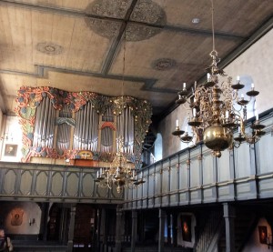 Die Keitumer Kirche St. Severin ist der älteste Sakralbau in Schleswig-Holstein und ihre 1999 installierte Orgel ist die größte in Nordfriesland. Die Messing-Leuchter wurden im 17. Jahrhundert von Kapitänen der Walfänger gestiftet. Auf dem Friedhof von St. Severin fanden bekannte Sylt-Enthusiasten wie der Bundesminister Gerhard Schröder, der Verleger Peter Suhrkamp, der Spiegel-Herausgeber Rudolf Augstein und der Feuilletonist Fritz J. Raddatz ihre letzte Ruhestätte.