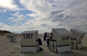 Bei fast jedem Wetter finden Promis wie Sylt-Besucher Entspannung und Erholung im Strandkorb.