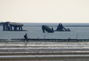 Weder Seeungeheuer, noch Außerirdische tummeln sich im Wattenmeer zwischen Kampen und List, sondern Reste aus dem Zweiten Weltkrieg bekunden, dass auf Sylt die Invasion Großbritanniens geprobt wurde.