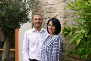 Patricia und Thomas Charlier leiten das familiengeführte Hotel im Herzen der Pfalz. - Foto: Logis-Pfalzhotel Asselheim