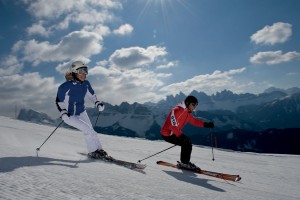 Diese zwei Genießer setzen schwungvoll die Schwünge in den Schnee.