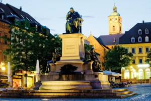 Das Rückert-Denkmal in Schweinfurt bei Nacht. - Foto: Franken Tourismus