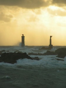 Tosende See um die Leuchttürme um Ouessant. Foto: „Nividic“ von Samuel Lamotte d'Incamps - author. Lizenziert unter CC BY-SA 2.0 fr über Wikimedia Commons - https://commons.wikimedia.org