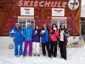 Die Teilnehmer halten stolz ihren "Rote-Pisten-Führerschein" in Händen. Ganz links Skilehrer Reinhard Singer. - Foto: Tiroler Zugspitz Arena / Birgit Linder