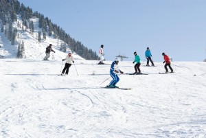 Und los gehts – es ist gar nicht so schwer. - Foto: Skischule Berwang