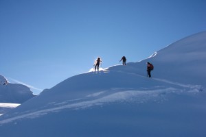 Ein kostenloser Shuttlebus zum Skigebiet und der Verleih der kompletten Skiausrüstung: So steht einem traumhaften Sonnenskilauf nichts mehr im Weg.