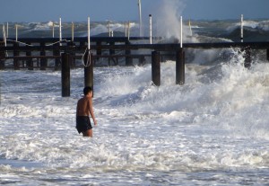 Es tost das Meer; aber auch nur an einigen Wintertagen. Meist ist es weniger aufgewühlt und dann ist es weitaus ungefährlicher zu baden.