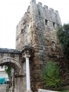 Das Hadrianstor ist der einzige erhaltene Einlass zur antiken Stadt von Antalya und zum Hafen. Links und rechts vom Tor verlief die Stadtmauer.