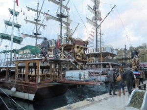 Im Winter dümpelt im Hafen die Flotte der Ausflugsboote, große und kleine Motorschiffe sowie Geister-, Piraten- und Liebesschiffe. Ein Besuch des quirligen Hafens lohnt sich auf jeden Fall.