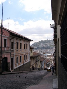 Quito, die Hauptstadt von Ecuador, liegt 20 Kilometer südlich des Äquators in einem 2850 m hohen Becken der Anden und ist somit noch vor der bolivianischen Hauptstadt Sucre die höchstgelegene Hauptstadt der Welt. Sie ist mit rund 2,2 Millionen Einwohnern nach Guayaquil die zweitgrößte Stadt des Landes.