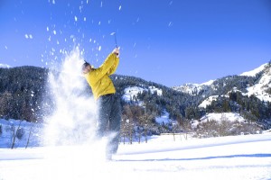 Was ein echter Golfer ist, der locht auch im Winter gerne ein.