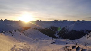 Der erste Sonnenstrahl auf der Piste ist der beste Beginn eines Tages