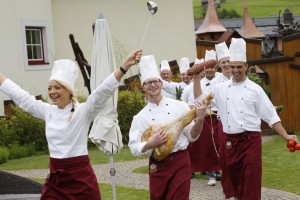 Die Küchenbrigade hat alles im Griff und bereitet jeden Tag ganz besondere Leckerbissen zu. - Foto: Leading Family Hotel & Resort Alpenrose