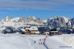 Zur nächsten Saison entsteht direkt von Moena aus eine drei Kilometer lange Umlaufbahn, die bei der Mittelstation Valbona (Foto) endet. - Foto: Skiarea Alpe Lusia