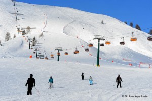 Mit breiten und nicht allzuschweren Pisten punktet das Skigebiet Alpe Lusia vor allem bei Familien. - Foto: Skiarea Alpe Lusia