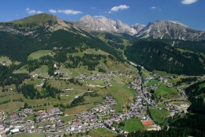 St. Christina im Grödnertal hat fast 2000 Einwohner. Direkt über dem Dorf erhebt sich der sanft ausgeprägte Picberg (links) und die Puezgruppe. – Foto: Val Gardena/Gröden-Marketing