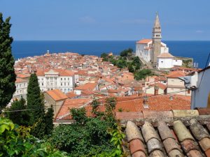 Piran ist entzückend. Durch die bezaubernde Lage, die verschachtelte Altstadt und die venezianische Architektur ist der Ort an der Riviera eines der bekanntesten Touristenzentren Sloweniens. – Foto: Dieter Warnick