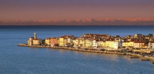 Abendstimmung über Piran; die Alpen scheinen zu glühen. – Foto: Tourismusverband Portorož