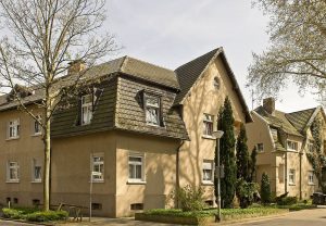 Eine Eckbebauung in der nach englischen Vorbild gestalteten Gartenstadt Lohberg.