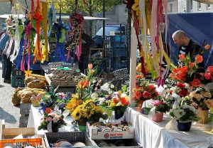 Ein Stand auf dem Johannesplatz, auf dem zweimal in Woche Markt ist.